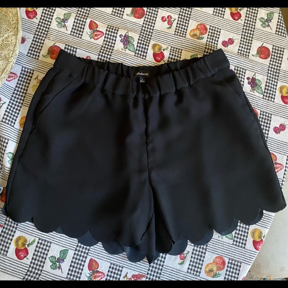 Madewell Scallop Hem Pull on Short in Black size S - Picture 2 of 4